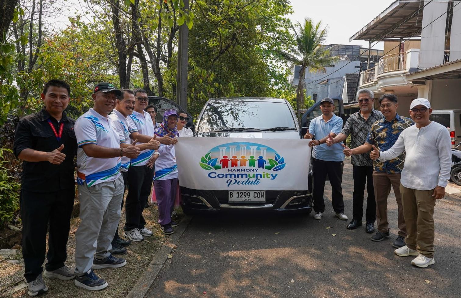 Warga Harmony Community Peduli berkumpul dalam kegiatan sosial bersama